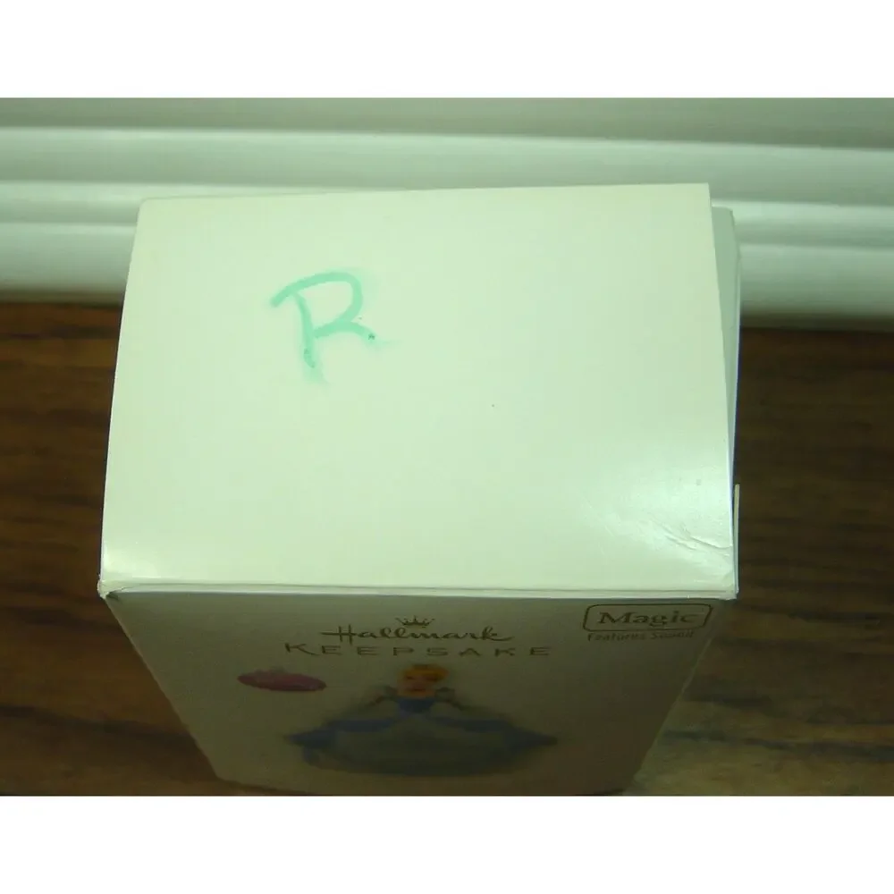HALLMARK ORNAMENT-MAGIC WITH SOUND-DREAMS DO COME TRUE-CINDERELLA-2011